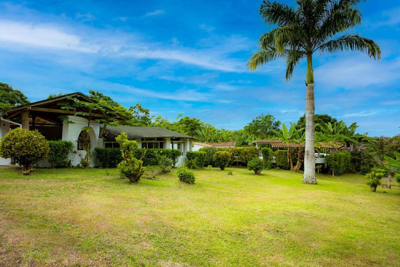 Enchanted Galapagos Lodge プエルトアヨラ エクステリア 写真