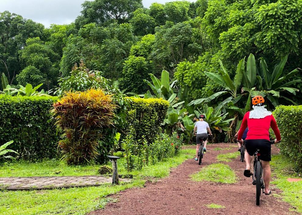 Enchanted Galapagos Lodge プエルトアヨラ エクステリア 写真